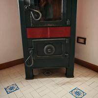 Stufa Castelmonte in ghisa, grigio scuro e rosso