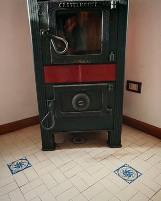 Stufa Castelmonte in ghisa, grigio scuro e rosso