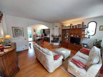 Villa di 220 m² con 5 locali e box auto doppio a S