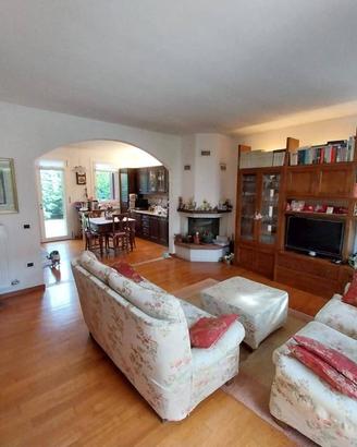 Villa di 220 m² con 5 locali e box auto doppio a S