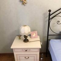 Comodini beige in legno massiccio