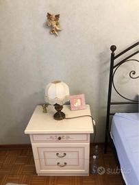 Comodini beige in legno massiccio