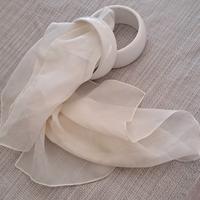 Bracciali bianco con foulard abbinato 