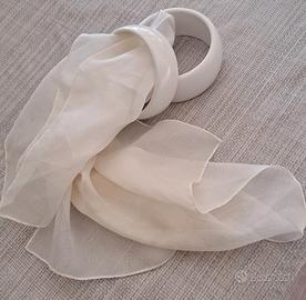 Bracciali bianco con foulard abbinato 