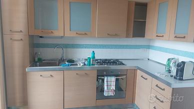 Cucina completa di forno e lavastoviglie