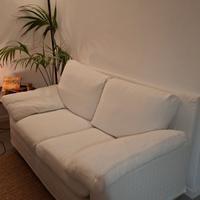 Due divani (un
divano letto e un divano normale) 