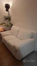 Due divani (un
divano letto e un divano normale) 