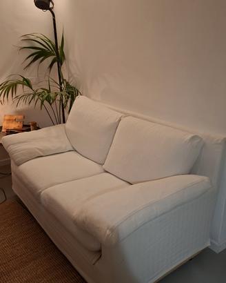 Due divani (un
divano letto e un divano normale) 