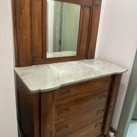 Cassettiera in legno con ripamo in marmo