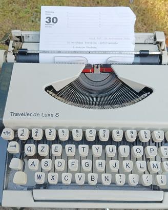 Macchina da scrivere vintage AEG Olympia anni 70  