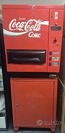 Distributore Coca Cola lattine