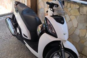 Kymco people 300 GTI ABS.