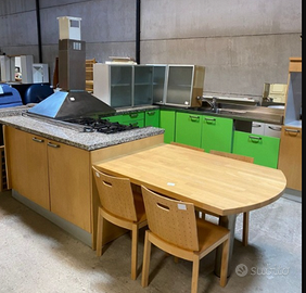 Cucina con Piano Cottura, cappa, lavandino e tavol