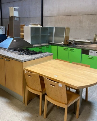 Cucina con Piano Cottura, cappa, lavandino e tavol