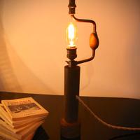 Lampada da tavolo antico trapano a mano