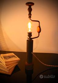 Lampada da tavolo antico trapano a mano