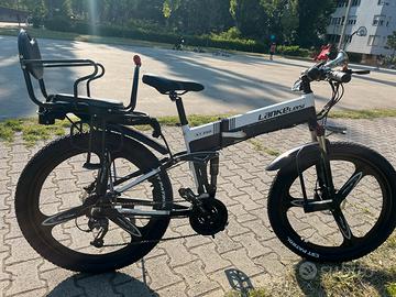Bici pieghevole con 2 batterie da sistemare
