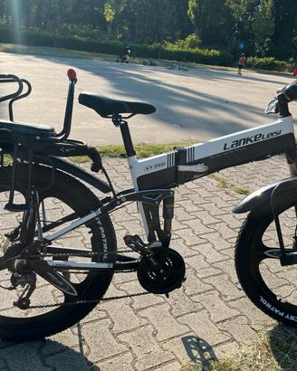 Bici pieghevole con 2 batterie da sistemare