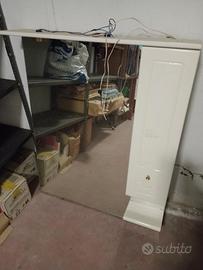 Mobile con specchio da bagno. 