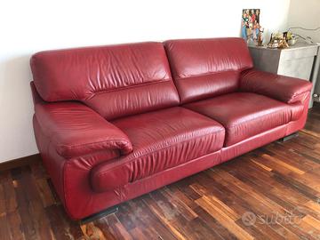 Divano rosso in pelle