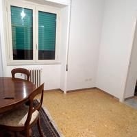 tavolo in legno massello e 4 sedie
