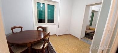 tavolo in legno massello e 4 sedie