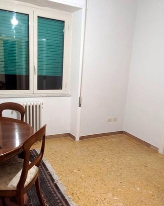 tavolo in legno massello e 4 sedie