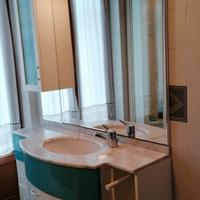 Mobile bagno in legno laccato bicolore 