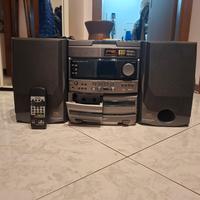 Stereo/radio, lettore cassette e CD. 