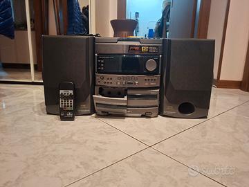 Stereo/radio, lettore cassette e CD. 