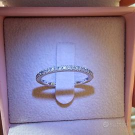 anello con diamanti 