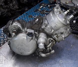 EXC 125 05 : motore centralina statore pedale