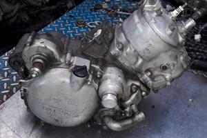 EXC 125 05 : motore centralina statore pedale