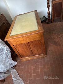 Scrivania con piano in vetro