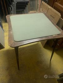 Tavolino da gioco vecchio