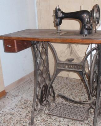 Macchina da cucire antica