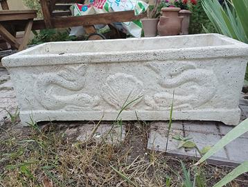 Vasi bianchi in cemento per giardino
