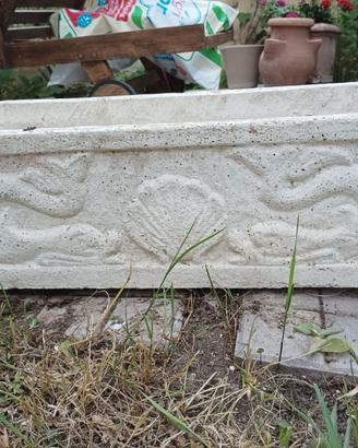 Vasi bianchi in cemento per giardino