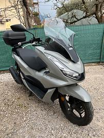 Honda PCX 125 anno 2023 13000 km in garanzia 2029