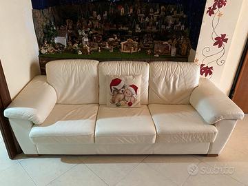 Divano in pelle color crema