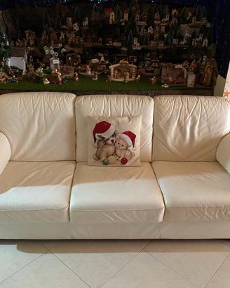 Divano in pelle color crema