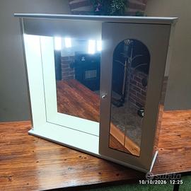 Mobile bagno con specchio, presa e luci