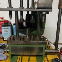 Pressa orlatrice per la ricarica cartucce da cacci