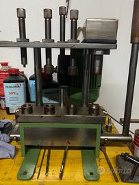 Pressa orlatrice per la ricarica cartucce da cacci