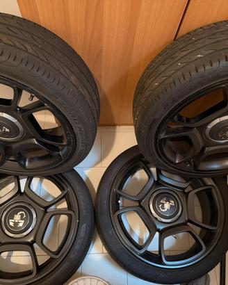 Cerchi Abarth 17" gommati Pirelli Pzero Nero