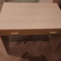 Scrivania con mensole