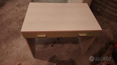Scrivania con mensole