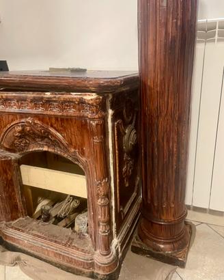 Caminetto in maiolica da restaurare, con colonna