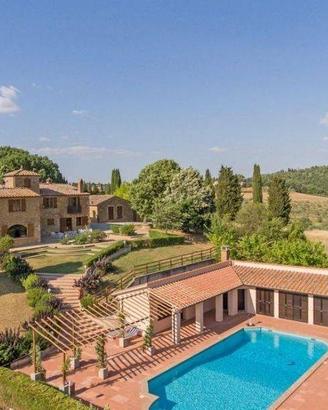 Rustico / Casale di 700 m² con più di 5 locali e b