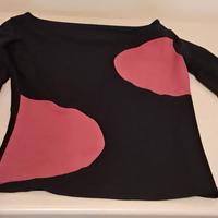 Maglia nera e rosa aderente con maniche larghe 